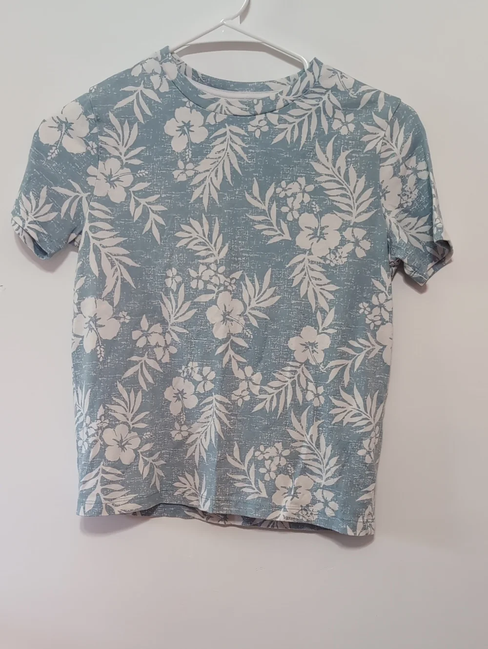 Old Navy Boy's light Blue Hawaiian Floral Crewneck Short Sleeve Tshirt Medium